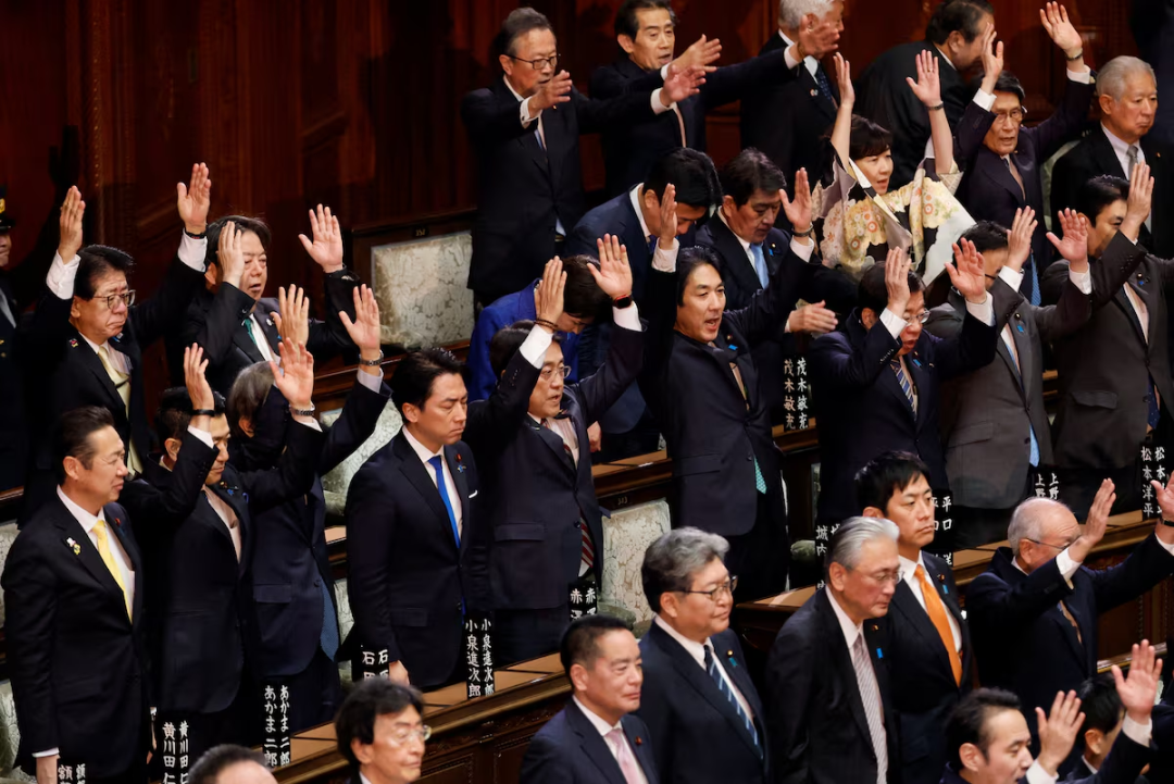 ◆在自民党议员的“万岁”声中，日本众议院正式解散。
