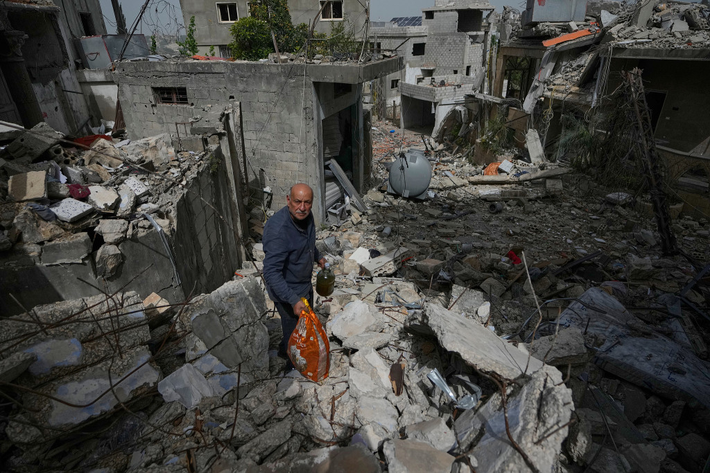 当地时间2026年4月18日，黎巴嫩南部吉布希特村，停火协议后，一名男子在被摧毁房屋的废墟中寻找自己的物品。视觉中国 图