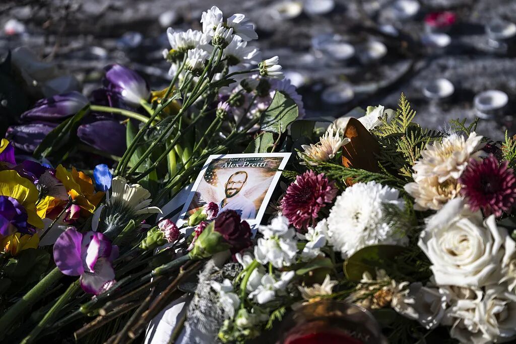 当地时间2026年1月25日,美国明尼阿波利斯,普雷蒂纪念碑前摆放着一幅肖像。图/视觉中国