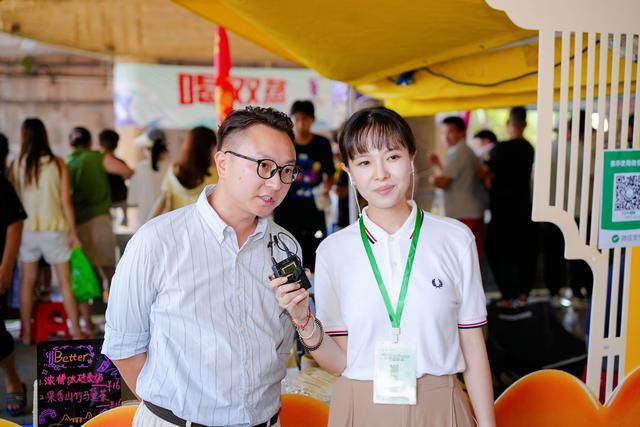 Better全日餐主理人吴浩林接受媒体采访。