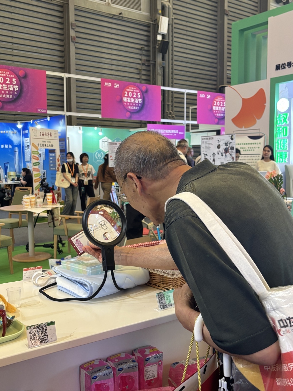 2025年上海国际养老、辅具及康复医疗博览会（简称“老博会”）现场，老人在体验产品。 澎湃新闻记者 邹佳雯 图