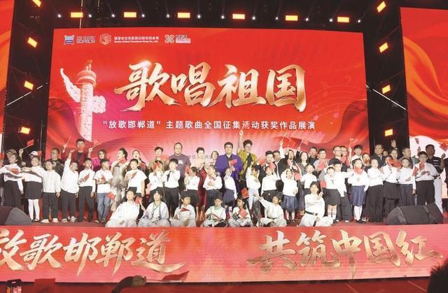 图为演出现场。