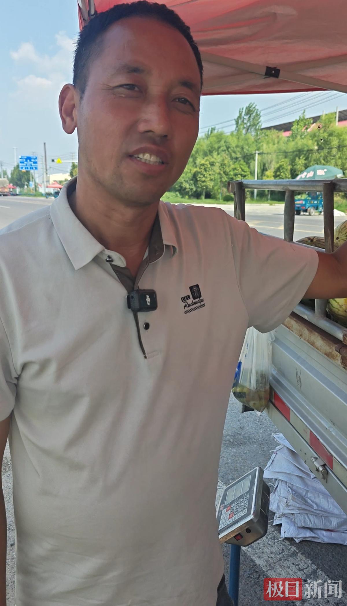 瓜农王松杰(极目新闻记者现场拍摄)