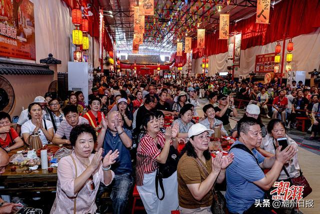 田头何村潮州民俗文化演艺馆常态化举办民俗展演，吸引不少市民游客观看。陈宏文 摄