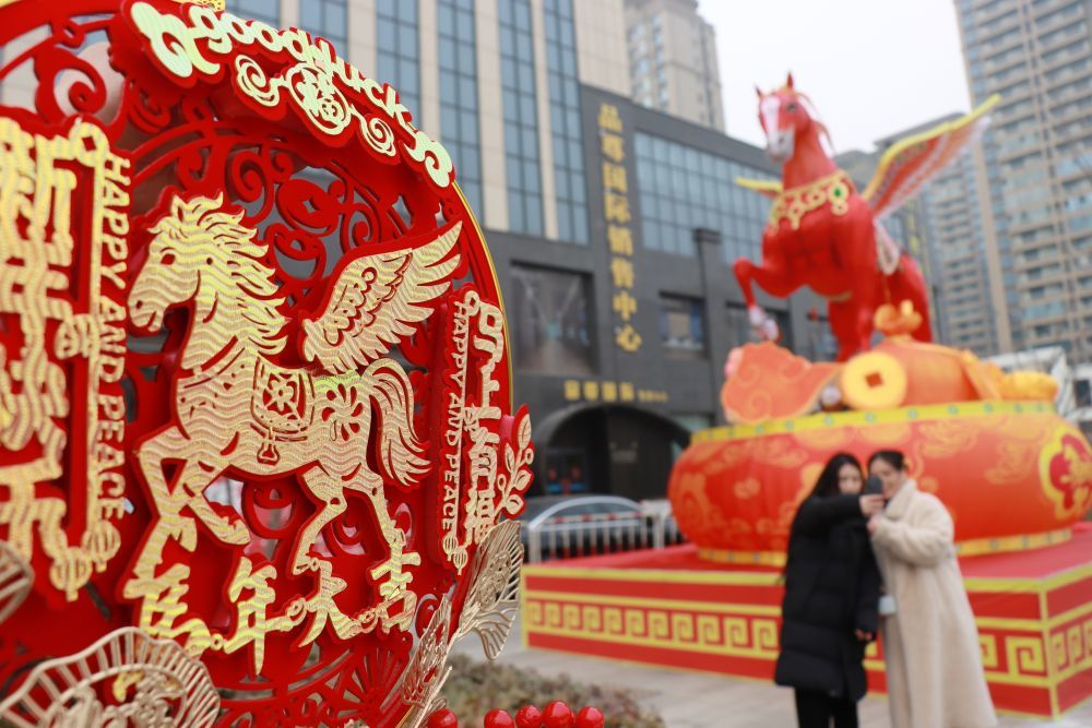 ⬆️1月25日,市民在河南省安阳市内黄县一处休闲广场观赏“飞马”花灯。新华社发(刘肖坤摄)