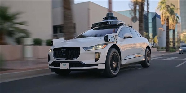 一派树叶皆能逼停无东说念主车!Waymo CEO炮轰纯视觉路线:只靠录像头无法十足自动驾驶