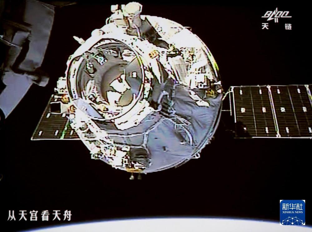 2017年4月22日12时23分，天舟一号与天宫二号顺利完成自动交会对接。新华社发（王泗江 摄）