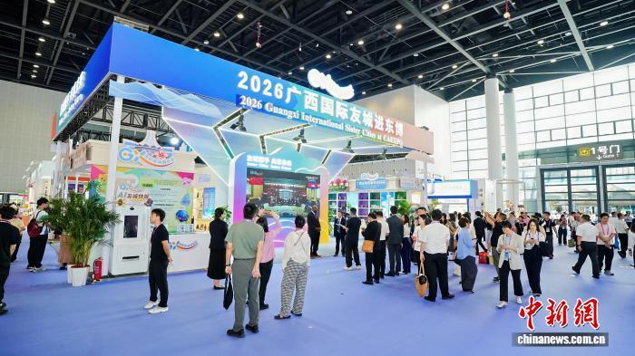 图为观众参观广西国际友城进东博展区。李蓉荣 摄