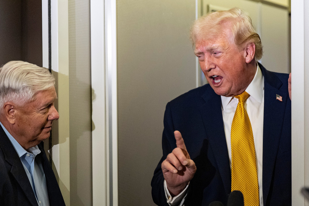 当地时间2026年1月4日,美国马里兰州安德鲁斯联合基地,美国总统唐纳德·特朗普在“空军一号”上召开记者会。视觉中国 图