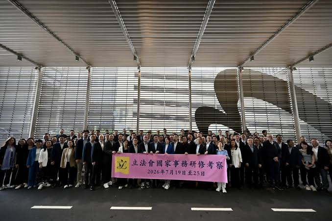 香港立法会全体议员前往北京参加国家事务研修考察前于机场会见媒体。 “星岛头条”