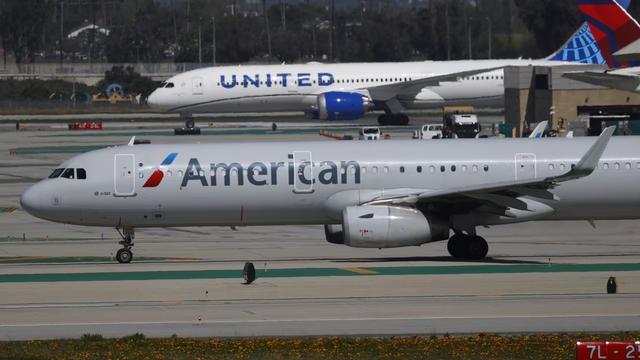 美国航空公司和联合航空公司的飞机在加利福尼亚州洛杉矶的洛杉矶国际机场滑行