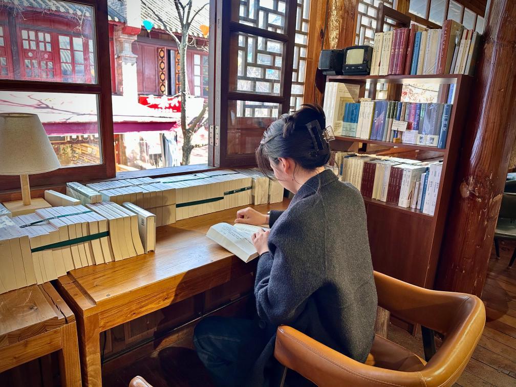 2025年1月4日，读者在昆明老街东方书店内读书。新华社记者王贤思摄