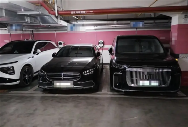 猛烈敕令改规范！车发福了车位却没变：车主被逼从后备箱爬出