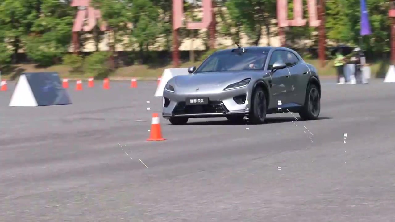 90km/h连续绕桩！体验性能车一样的智界RX
