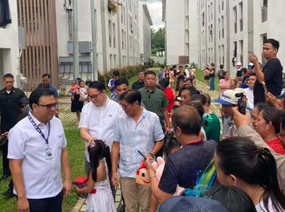 7月28日，马科斯造访达沃市一所学校的画面。