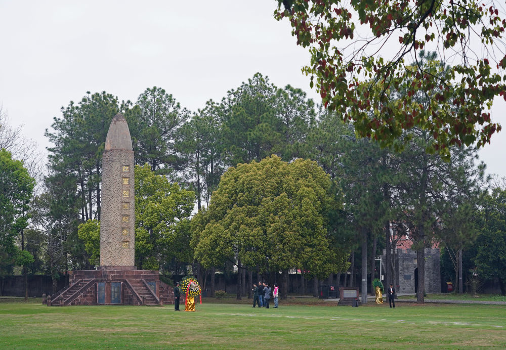 游客在江西省瑞金市叶坪革命旧址群红军烈士纪念塔前缅怀先烈（2026年3月20日摄）。新华社记者 万象 摄