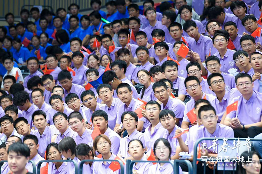 台下同学们聚精会神聆听榜样的故事。主办方供图