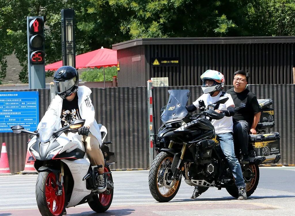 西安街道的摩托车正在通行