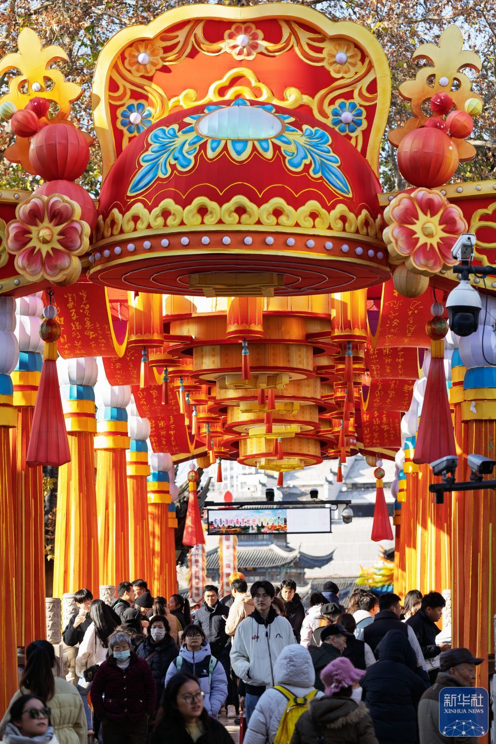 ↑ 1月2日,人们在南京夫子庙景区文源桥上赏景游玩。新华社发(孙忠南摄)