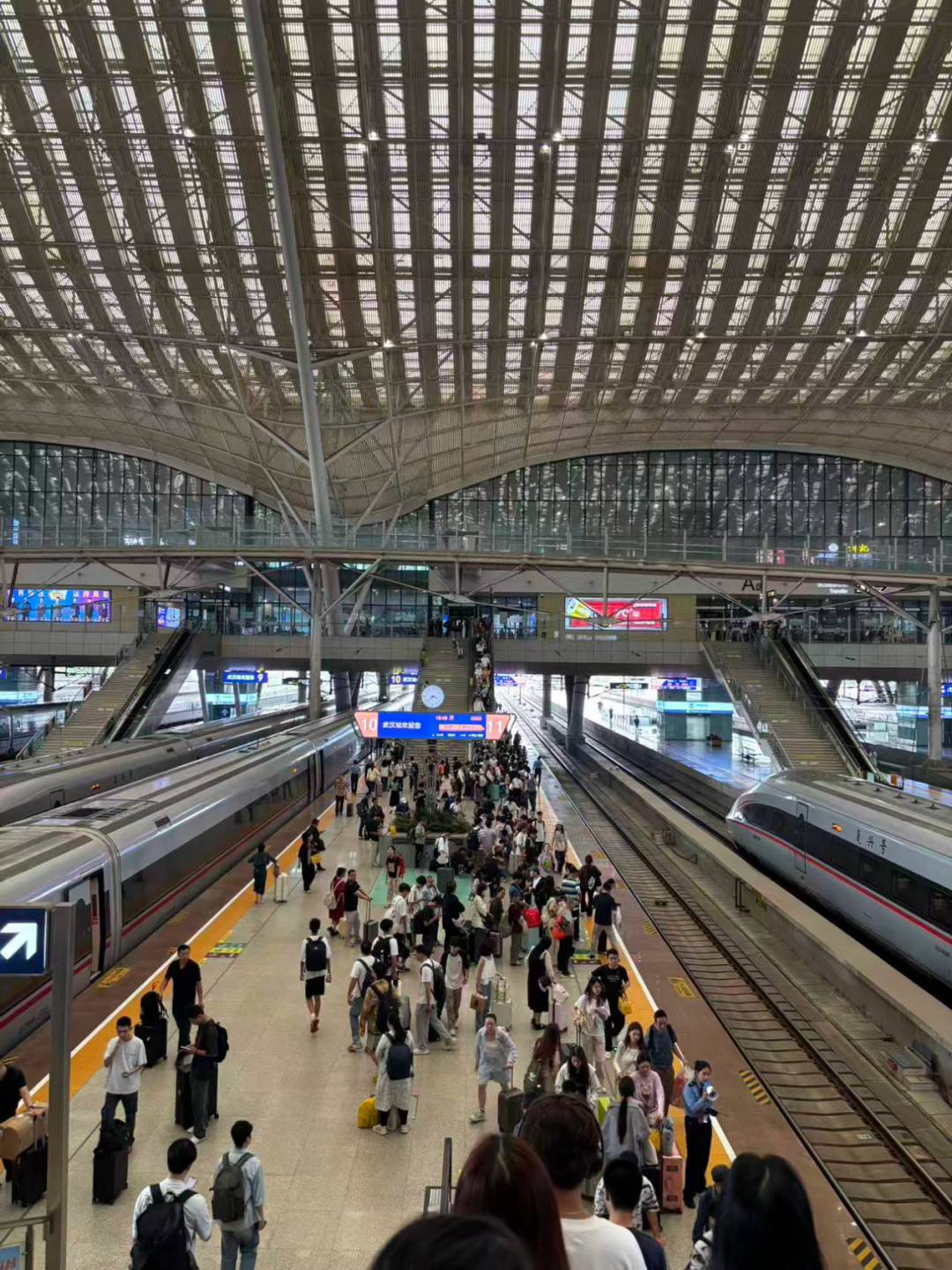 刘曦考完后坐上回家的列车