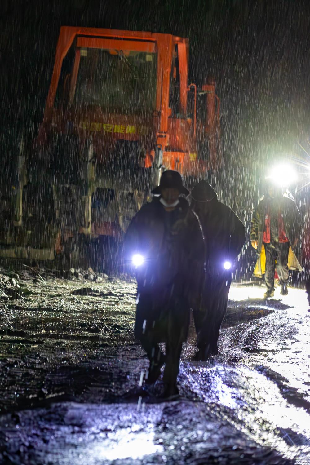 8月31日,救援人员在道路抢通前线连夜赶路。 新华社记者 姜帆 摄