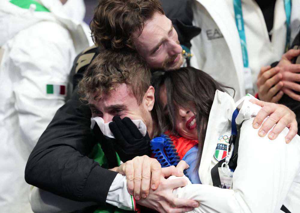 2月8日，意大利队选手里佐在花样滑冰项目团体赛男单自由滑完赛后。新华社记者 薛宇舸 摄