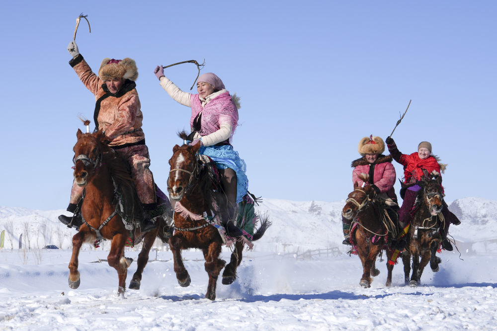 在新疆青河县狼山景区赛马场，当地群众参与马上运动“姑娘追”欢度新春佳节（2月17日摄）。新华社发（叶尔江&middot;木哈买提 摄）