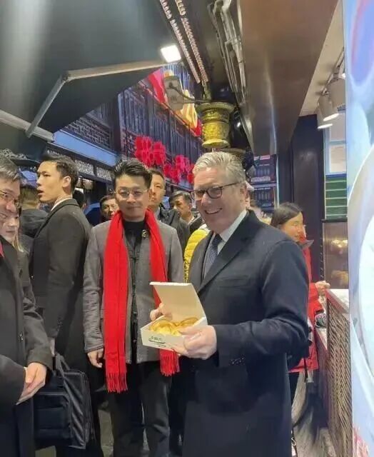 ▲斯塔默在上海体验蝴蝶酥（图源：中新网）