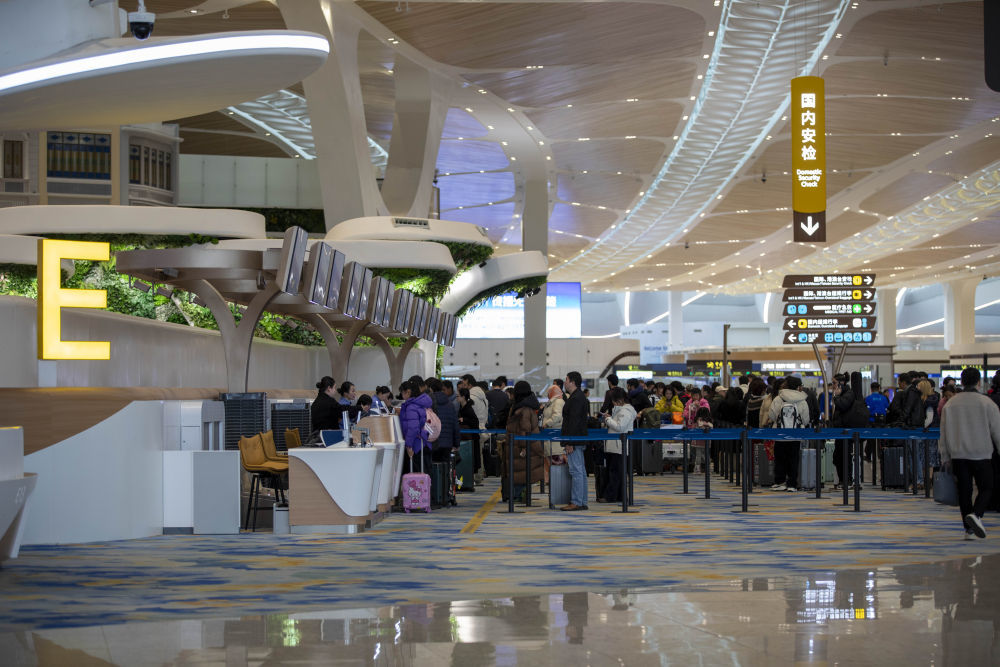 旅客在白云机场值机