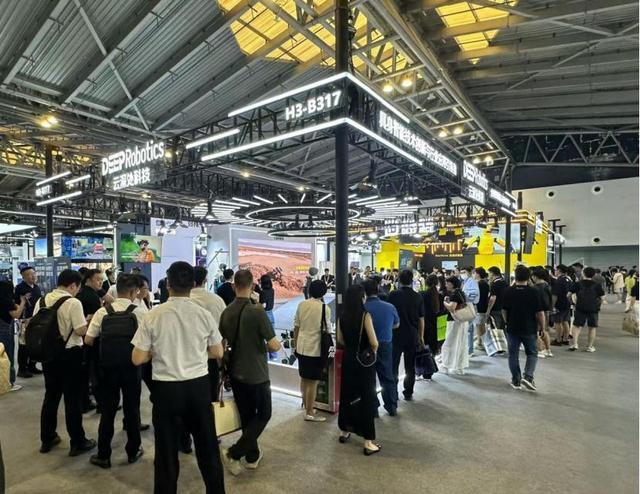 云深处科技的行业展会展台人气旺盛