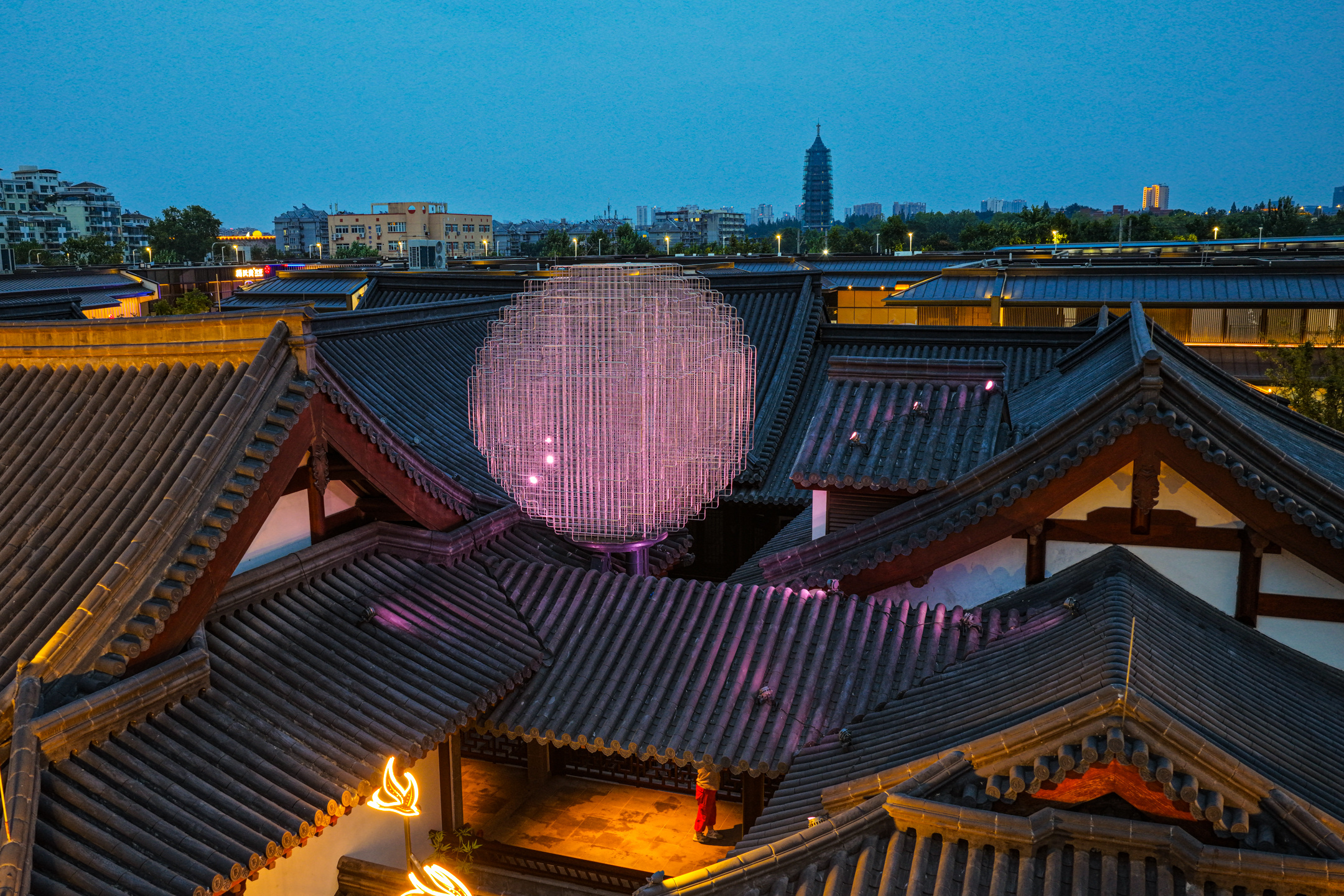 中秋佳节，坐落于老城南的南京光环花园城，来宾楼屋檐上，华东首个动态艺术装置 “Moonlight 来宾望月” 静静绽放。南京日报/紫金山新闻记者 董家训 摄