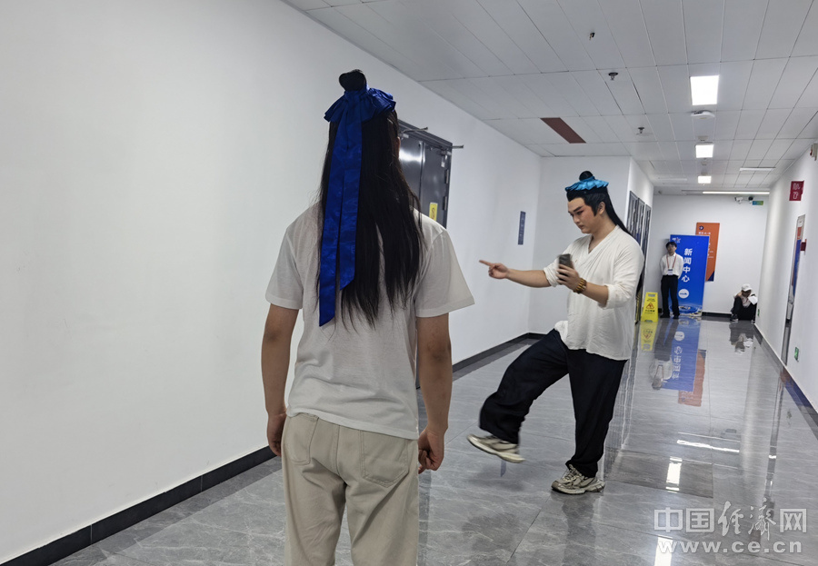 演出开始前，两名演员正在抓紧时间练习。（中国经济网记者 武晓娟/摄）