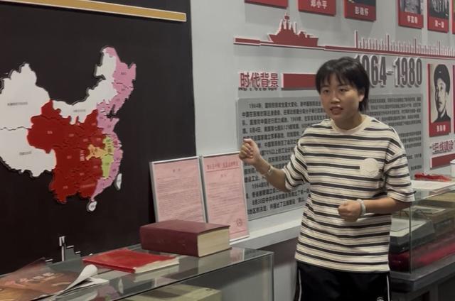 讲解员阿娅从三线建设的概念介绍起。记者万建辉 摄