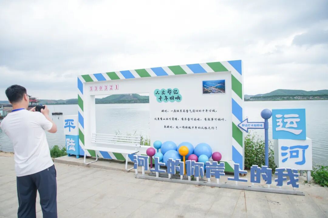 江口街设立打卡点,吸引游客拍照打卡。