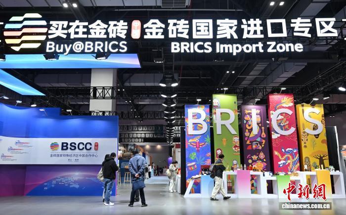 资料图:2026年3月,“共享大市场·出口中国”之“浙里买全球·消费启杭”活动在浙江杭州举行。图为金砖国家进口专区吸引参观者。中新社记者 王刚 摄