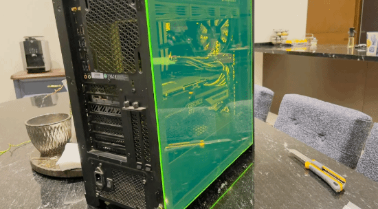 PC玻璃突然炸了!玩家换辐射绿亚克力 效果意外爆火