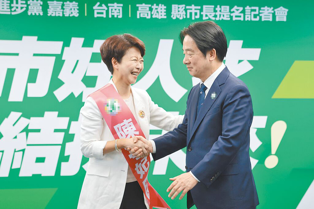 图注:身兼民进党主席的赖清德21日为绿营台南市长参选人陈亭妃亲手披挂竞选背带,二人表情颇耐人寻味。