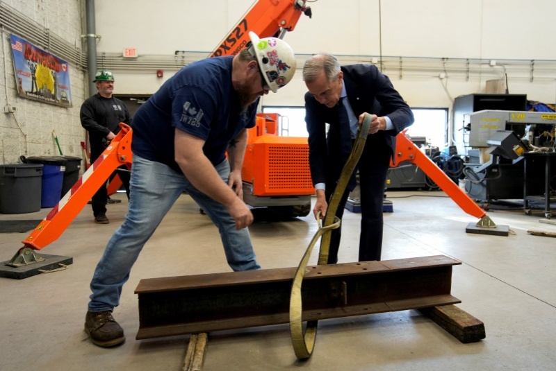 当地时间2025年11月27日,加拿大阿尔伯塔省,加拿大总理卡尼与当地钢铁工人会面。 IC Photo