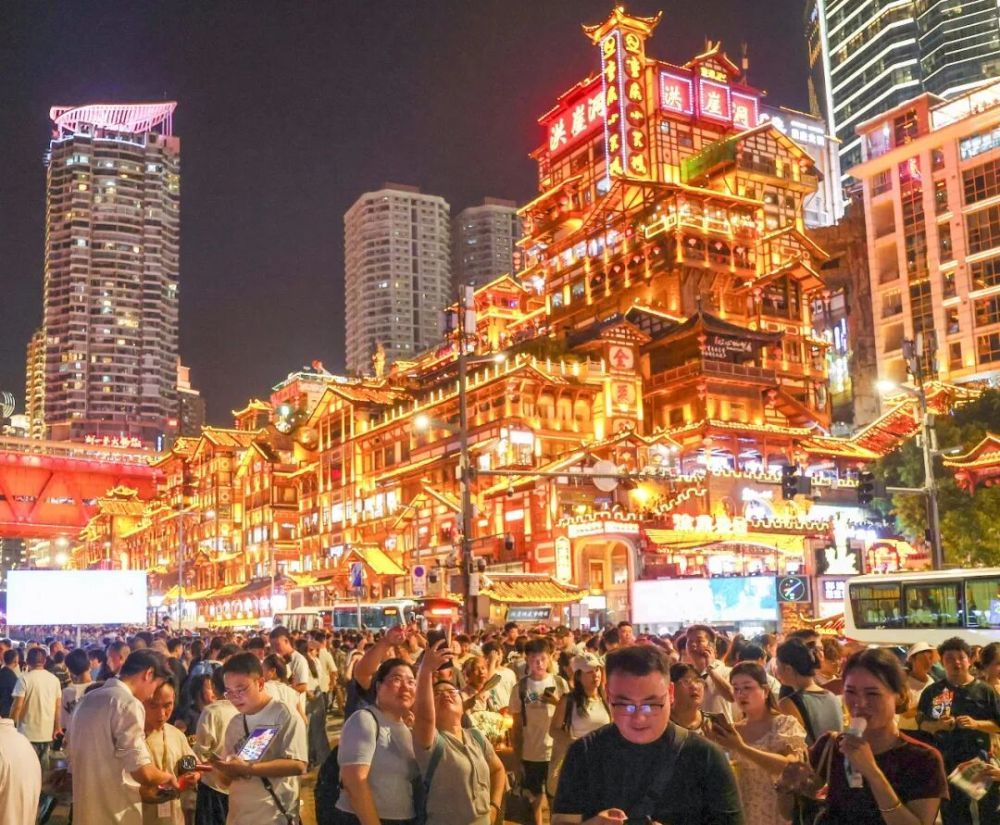 8月11日晚，游客在重庆市渝中区洪崖洞景区观光游览。新华社记者 黄伟 摄