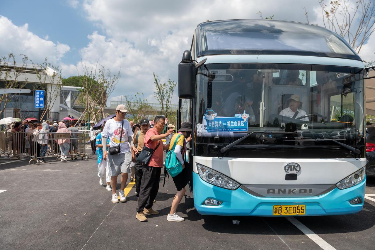 大目湾站发往松兰山的旅游直通车。.jpg