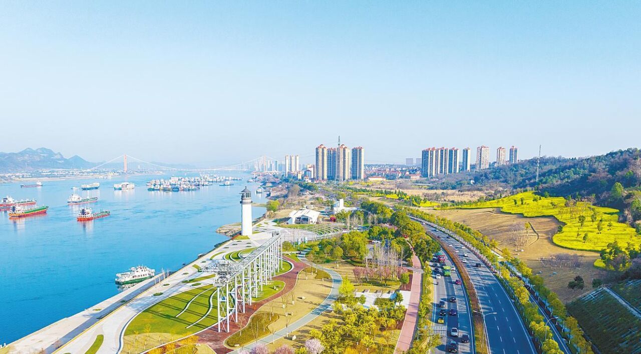 图为改造后的宜昌市猇亭灯塔广场,原老宜昌油库搬迁变身生态公园,为中华鲟洄游让出生命通道。(图片来源:视界网)