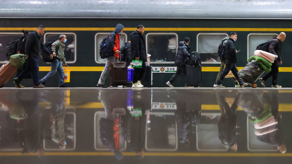 2026年2月2日凌晨，旅客在南京火车站乘车出行。新华社发（苏阳 摄）