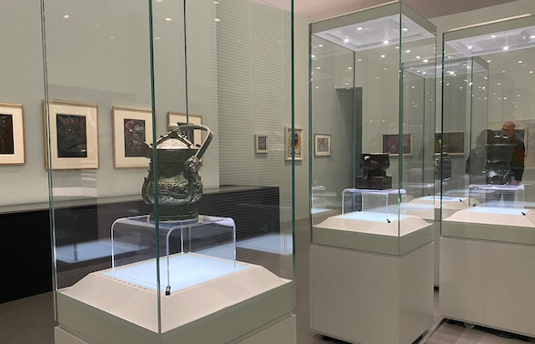 西岸美术馆“抽象艺术先驱：康定斯基”展览现场，来自蓬皮杜中心的康定斯基作品与上海博物馆的青铜器共同展出