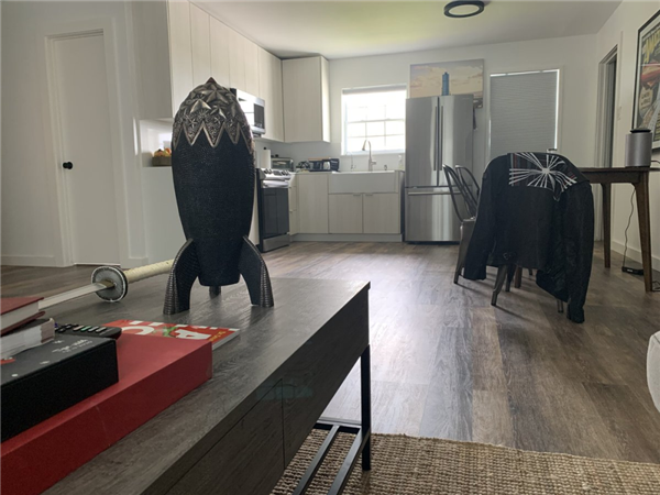 八千多亿身家住5万小屋!马斯克母亲曝其SpaceX发射场的家简陋如仓库