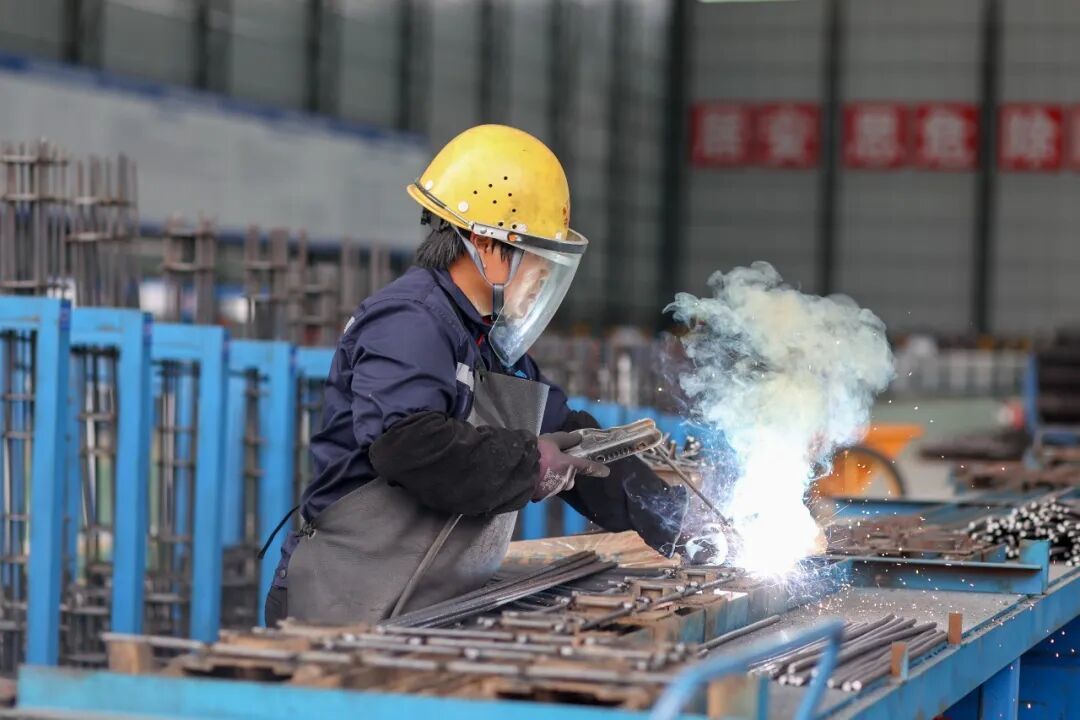 3.安顺制梁场钢筋加工区,工人正在焊接钢筋(梁力升摄).jpg