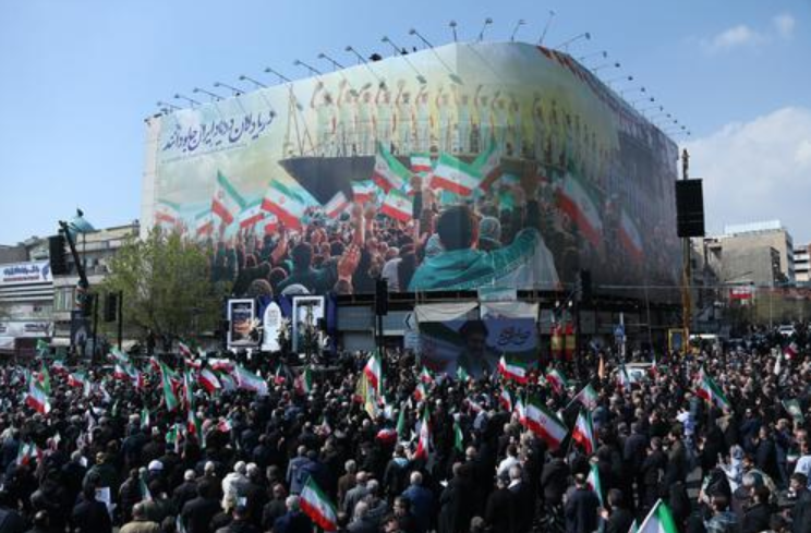 图为3月18日,伊朗民众在首都德黑兰的革命广场参加葬礼,悼念被击沉的伊朗军舰上的遇难官兵。