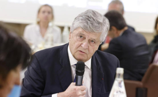 法国对外贸易部长级代表尼古拉•福里西耶 社交媒体