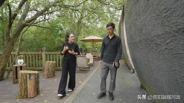 一抹花园主理人（左）向市文旅局工作人员（右）介绍情况