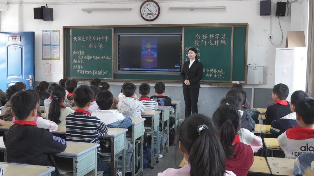 上蔡县中小学校园正在学习秦小佩见义勇为事迹。图源:上蔡县融媒体中心