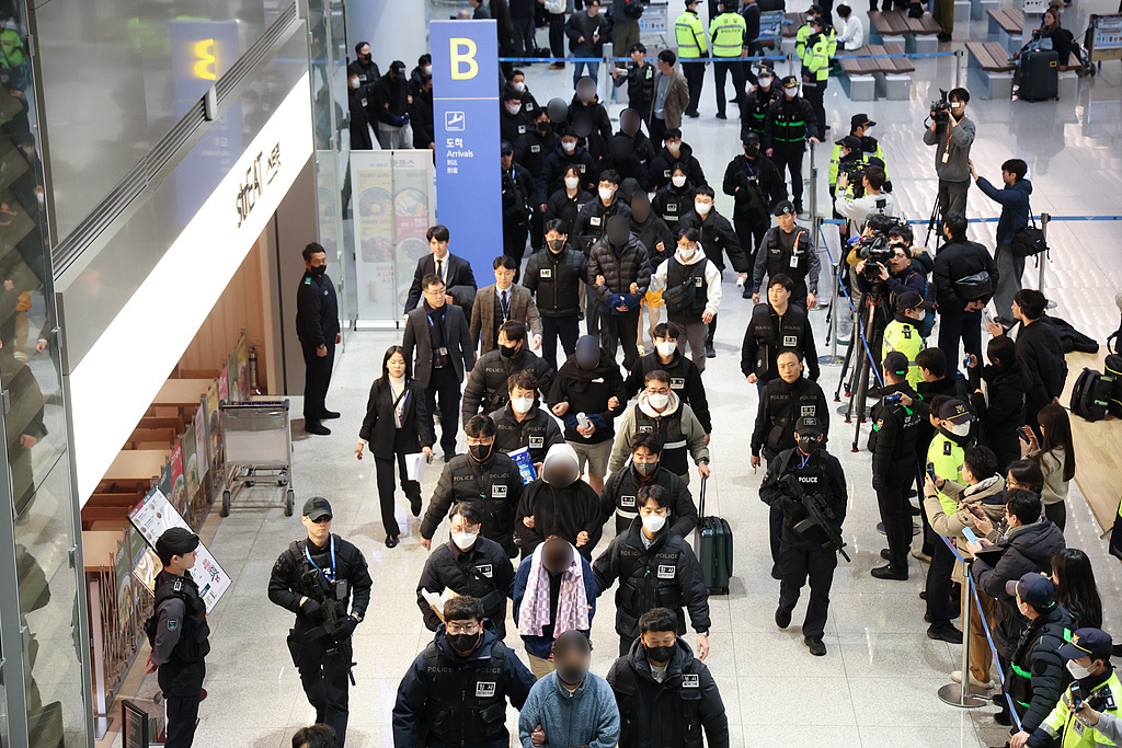 1月23日,韩国仁川,柬埔寨遣返73名韩国网络诈骗嫌疑人。 (视觉中国)